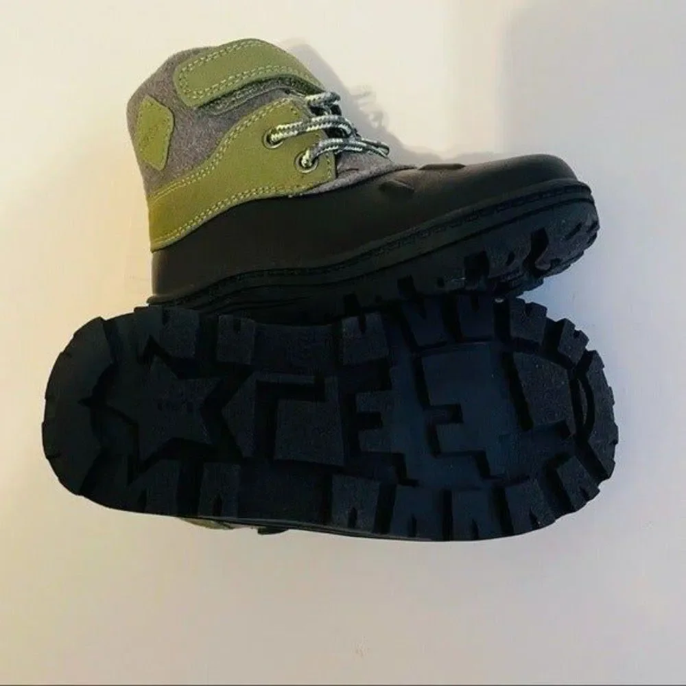 Carter's Duck Boots kids size 7 Black , gray & green New with tag